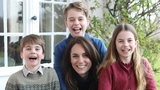 Kate Middleton si scusa per il ritocco della foto di famiglia. Immagine ritirata dalle agenzie stampa