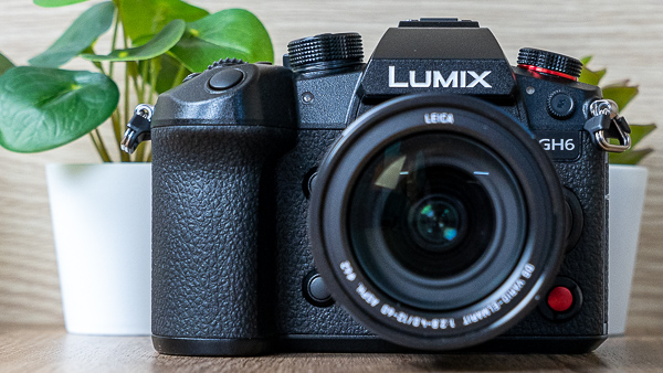 Panasonic Lumix GH6 Frontale ottica 12-60mm Leica