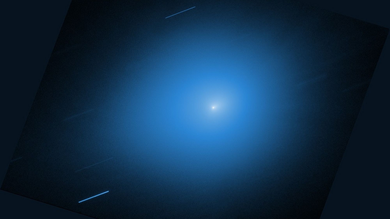 Una nuova immagine della cometa interstellare 3I/ATLAS catturata dal telescopio spaziale Hubble