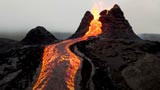Drone DJI FPV sorvola vicinissimo un vulcano islandese in eruzione. Il video è spettacolare!
