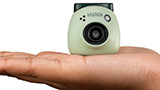 INSTAX Pal: la mini fotocamera che sta nel palmo di una mano