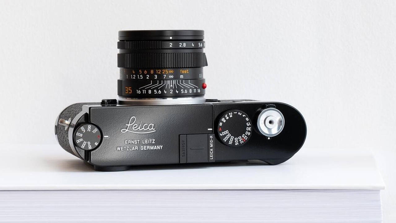 Una fotocamera che si 'consuma' come una volta: ecco Leica M10-R in finitura smaltata nera lucida
