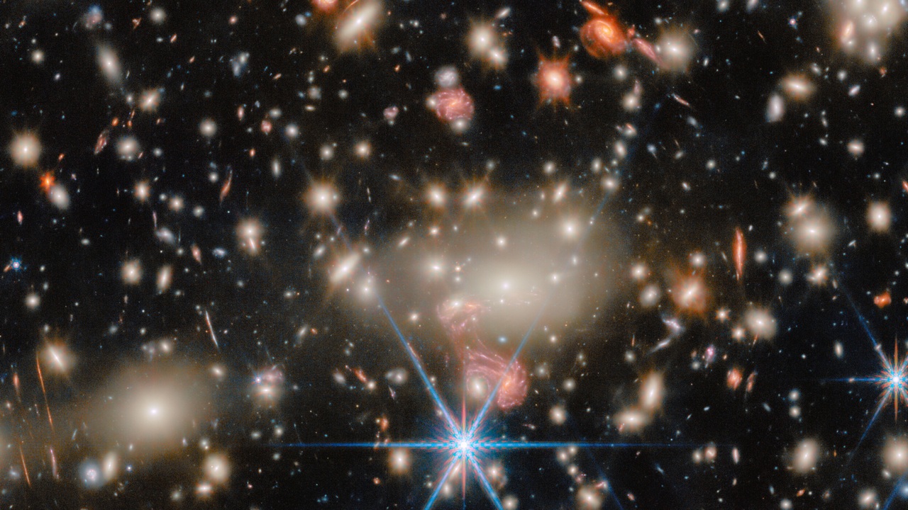 L'immagine del mese del telescopio spaziale James Webb &egrave; dedicata all'ammasso di galassie MACS J1149