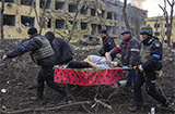 La contestata foto della donna incinta soccorsa dopo il bombardamento di Mariupol vince il World Press Photo