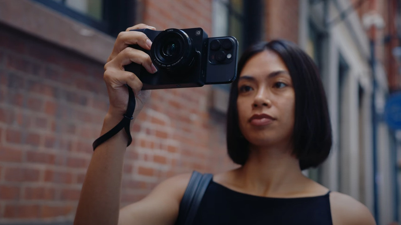 Fotografia con AI: ecco Caria, la macchina fotografica compatta che usa Nano Banana