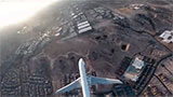 In un video tutto quello da non fare con un drone: come volare sopra un aereo in atterraggio
