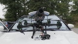 Videomaker monta una videocamera RED Cinema su un drone