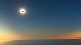 Le fotografie dell'eclissi solare in Antartide vista dallo Spazio e da un aeroplano
