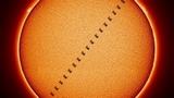 La splendida fotografia della ISS che passa davanti al Sole