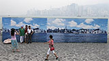 Foto ricordo piatte e nebbiose? Hong Kong ricorre ai finti fondali per i turisti