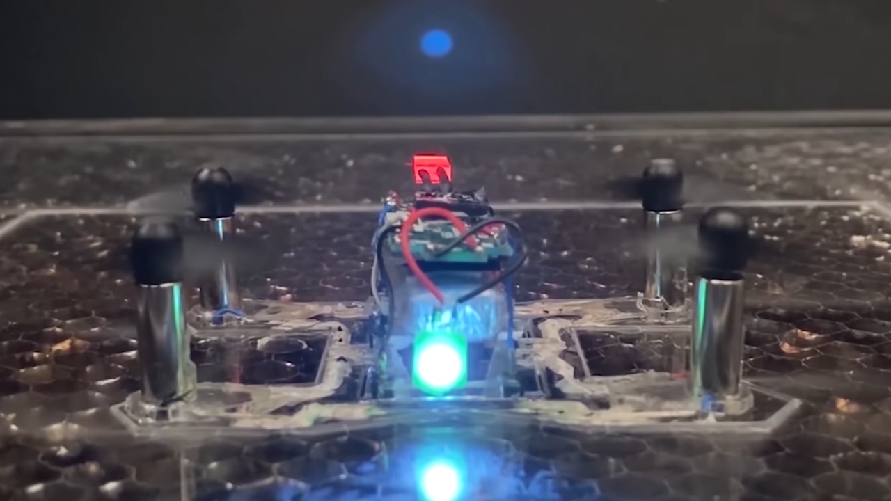 LaserFactory è il robot che costruisce robot e droni, senza intervento ...