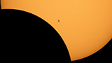 L'eclissi di sole e la ISS nello stesso fotogramma: ecco l'impresa di un photo editor della NASA