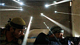 Soldati illuminati dai fasci di luce che filtrano dai fori di proiettile: il Pulitzer a Manzano