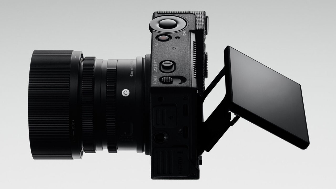 Sigma FP2 senza mirino né slitta di serie, 50mm CL da 375 g ma con AF più lento
