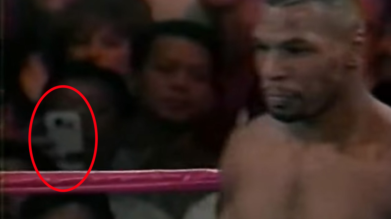 E Un Viaggiatore Nel Tempo Quello Alle Spalle Di Mike Tyson O Semplicemente Una Fotocamera Anni 90 Fotografi Digitali