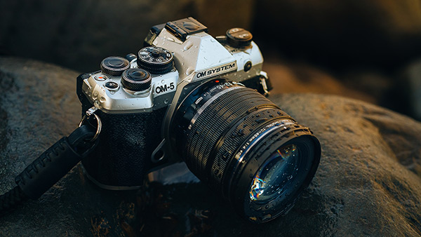 OM SYSTEM OM-5 Mark II: la nuova mirrorless compatta e resistente