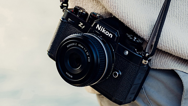Nikon Z f: vestito vintage, tecnologie moderne