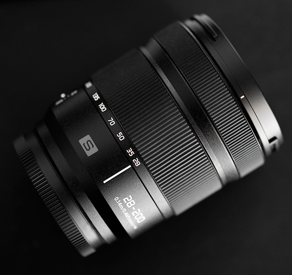 LUMIX S 28-200mm F4-7.1 MACRO O.I.S.: compatto e leggero tuttofare